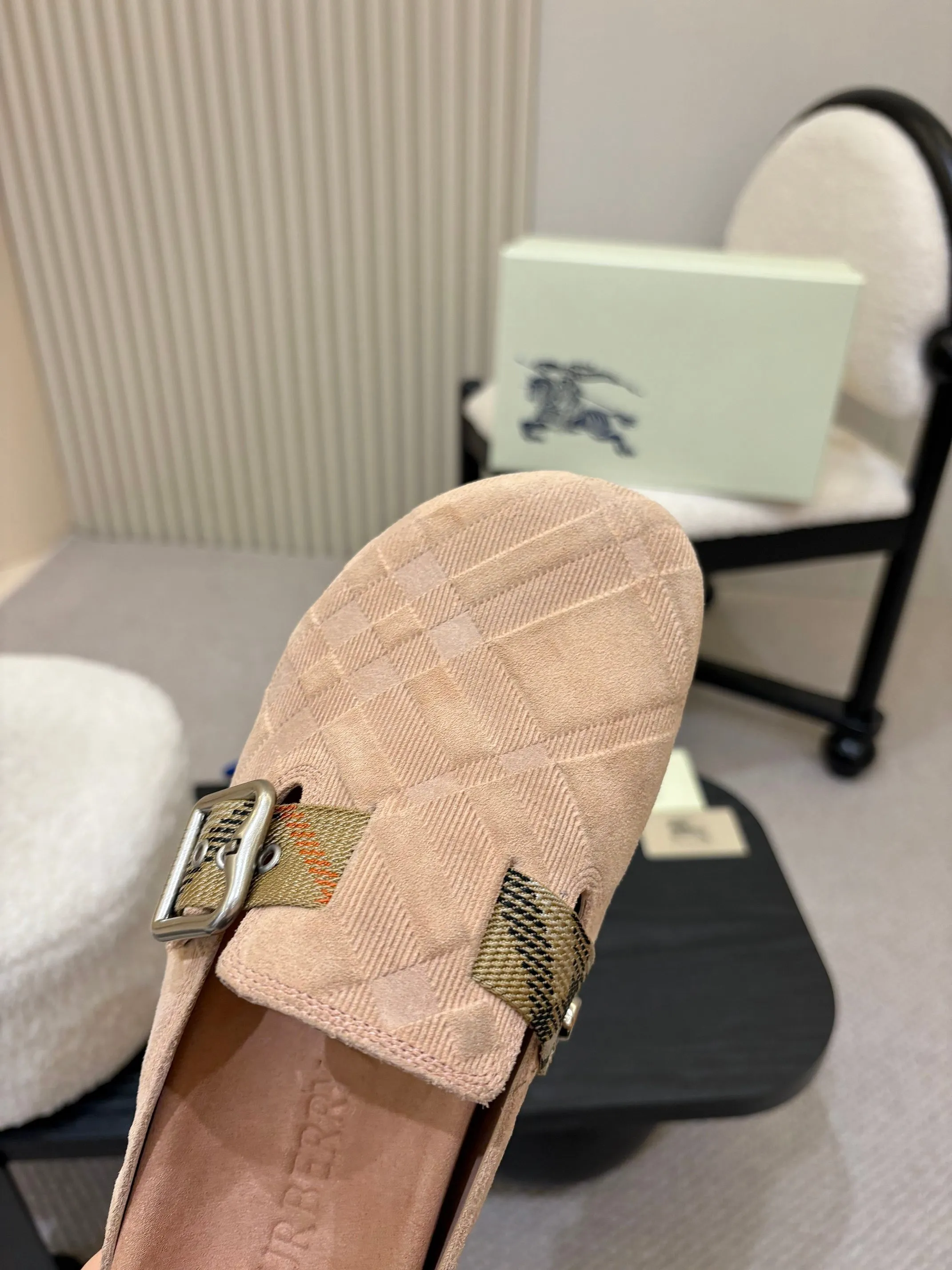 Men's Men's Shoes💰580 Burberry2025's hot-selling Birkenstock slippers are released, made of soft suede fabric and refined in Italian workshops. Featuring an embossed plaid pattern and an embossed sole embellished with the archive brand's logo. Features an adjustable B-shaped buckle strap and is embellished with the signature sand-colored Burberry check in jacquard worsted.   ✅Fabric: suede ✅Lining: silk cowhide ✅Outsole: TPU ✅Color: black, brown, pink, apricot 4 colors available ✅Code number: 35-45 for men and women (35, 45 customized)